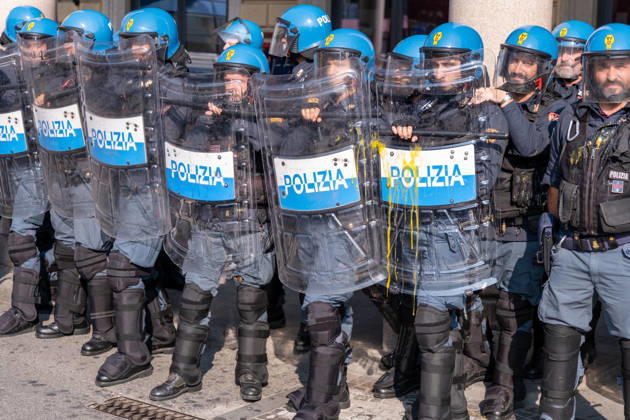 IPA89764834 - Riot squad police officers guarding Bologna s Central Station. Bologna, Italy, October 16, 2026.  Copyright: xLeonardoxGaravaglia LiveMediax xLeonardoxGaravaglia LiveMediax IPA89764834