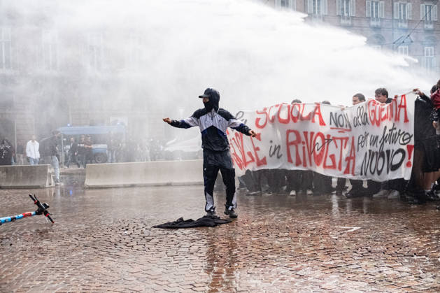 IPA89764434 - Police use water cannons against protesters in Piazza Castello during a student strike in Turin; Report from Turin, Italy, October 16, 2026  Copyright: xCamillaxBaronetto LiveMediax xCamillaxBaronetto LiveMediax IPA89764434