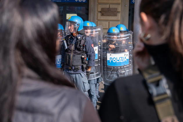 IPA89764839 - Riot squad police officers guarding Bologna s Central Station. Bologna, Italy, October 16, 2026.  Copyright: xLeonardoxGaravaglia LiveMediax xLeonardoxGaravaglia LiveMediax IPA89764839