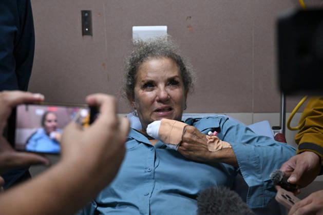 News Bilder des Tages American veteran award winning photojournalist Heidi Levine of the Washington Post, speaks to journalists from a hospital bed in the Ramallah Government Hospital, West Bank, after being attacked by Israeli settlers while photographing Palestinians harvesting their olives Abu Falah near Ramallah, on Friday, October 16, 2026. People at the scene said the Israeli army stood by and watched the the gang of settlers kicking and beating Levine with sticks.  JER2026101602 DEBBIExHILL