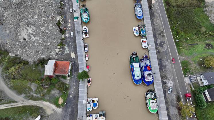 Heavy rains hit Duzce, Turkiye DUZCE, TURKIYE - OCTOBER 16: An aerial view shows the swollen Melen River flowing beneath a bridge and surrounding nearby roads and facilities after heavy rain caused the river to overflow, on October 16, 2026 in Duzce, Turkiye. Floodwaters covered agricultural land and reached some residential areas around Demiracma village, while at Melenagzi Harbor four small fishing boats reportedly capsized and drifted out to sea and three others sank inside the harbor. Omer Urer Anadolu Duzce Turkey. Editorial use only. Please get in touch for any other usage.  Copyright: x2026xAnadoluxOmerxUrerx