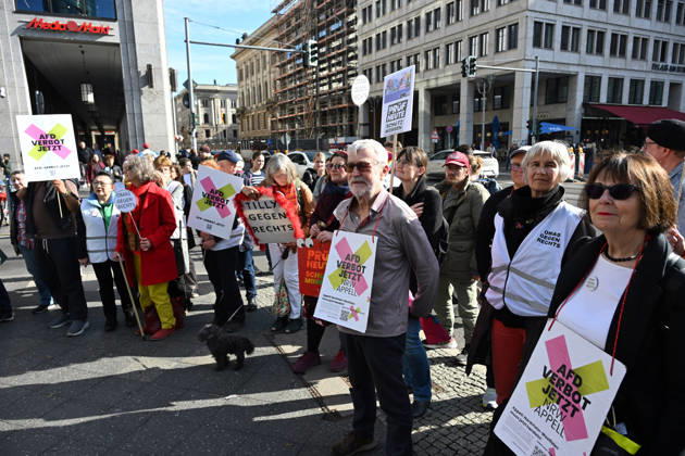 Rally calling for an AfD ban in Berlin BERLIN, GERMANY - OCTOBER 16: People take part in a rally near the Bundesrat calling for proceedings to ban the far-right Alternative for Germany (AfD) party and urge North Rhine-Westphalia Minister-President Hendrik Wüst to support their demand, as he is set to be elected President of the Bundesrat that day, in Berlin, Germany, on 16 October 2026. The rally is organized by the alliance NRW Appeal: AfD Ban Now , which reportedly collected more than 120,000 signatures in support of an AfD ban in North Rhine-Westphalia and is urging the Bundesrat to initiate proceedings before the Federal Constitutional Court to ban the party. Volodymyr Sindieiev Anadolu Berlin Germany. Editorial use only. Please get  Copyright: x2026xAnadoluxVolodymyrxSindieievx