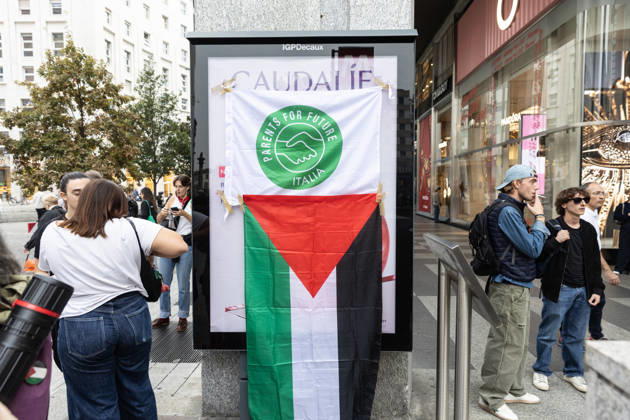 IPA89767316 - Milan, October 16, 2026, Piazza San Babila, Fridays for Future Italy rally, global climate strike, climate and environmental activists in the photo: Palestinian flag  Copyright: xFrancescoxEnriquezx xFrancescoxEnriquezx IPA89767316