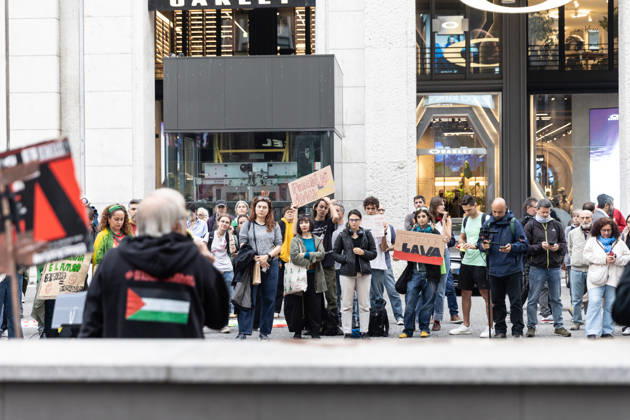 IPA89767260 - Milan, October 16, 2026, Piazza San Babila, Fridays for Future Italy rally, global climate strike photos of climate and environmental activists:  Copyright: xFrancescoxEnriquezx xFrancescoxEnriquezx IPA89767260