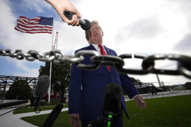 Donald Trump departs to Georgia and Florida - Washington US President Donald Trump talks to the members of the media on the South Lawn as he departs the White House in Washington en route Dalton, Georgia on October 16, 2026. Photo by Yuri Gripas ABACAPRESS.COM Washington DC United States Copyright: xPool ABACAx