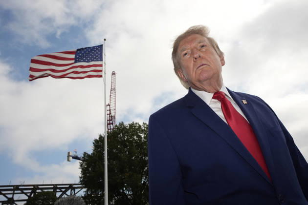 Donald Trump departs to Georgia and Florida - Washington US President Donald Trump talks to the members of the media on the South Lawn as he departs the White House in Washington en route Dalton, Georgia on October 16, 2026. Photo by Yuri Gripas ABACAPRESS.COM Washington DC United States Copyright: xPool ABACAx