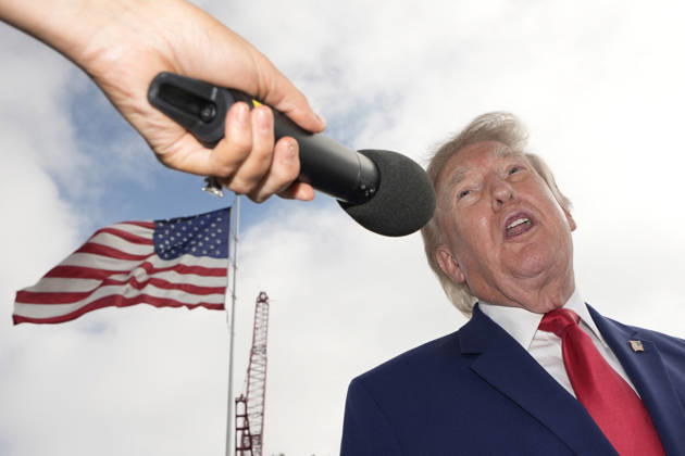 News Bilder des Tages Donald Trump departs to Georgia and Florida - Washington US President Donald Trump talks to the members of the media on the South Lawn as he departs the White House in Washington en route Dalton, Georgia on October 16, 2026. Photo by Yuri Gripas ABACAPRESS.COM Washington DC United States  Copyright: xPool ABACAx