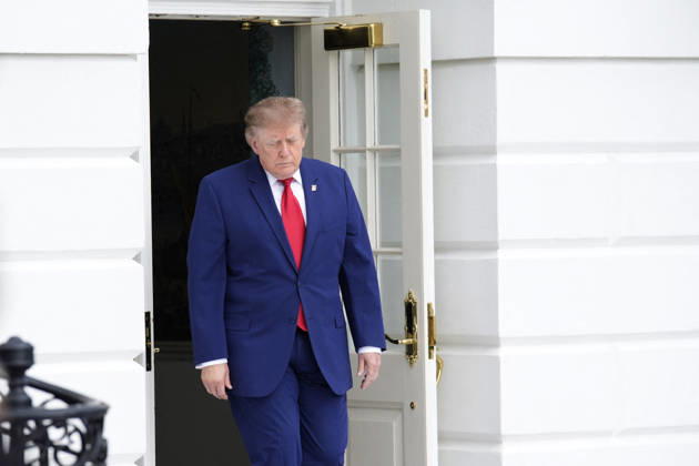 Donald Trump departs to Georgia and Florida - Washington US President Donald Trump walks toward members of the media on the South Lawn as he departs the White House in Washington en route Dalton, Georgia on October 16, 2026. Photo by Yuri Gripas ABACAPRESS.COM Washington DC United States Copyright: xPool ABACAx