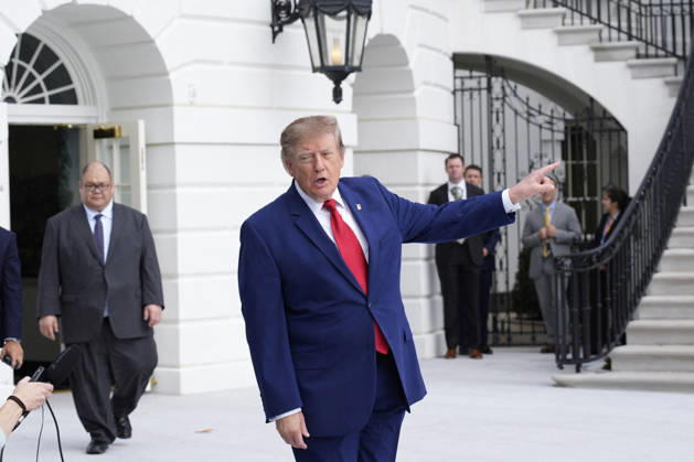 Donald Trump departs to Georgia and Florida - Washington US President Donald Trump talks to the members of the media on the South Lawn as he departs the White House in Washington en route Dalton, Georgia on October 16, 2026. Photo by Yuri Gripas ABACAPRESS.COM Washington DC United States Copyright: xPool ABACAx