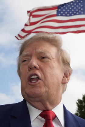 Donald Trump departs to Georgia and Florida - Washington US President Donald Trump talks to the members of the media on the South Lawn as he departs the White House in Washington en route Dalton, Georgia on October 16, 2026. Photo by Yuri Gripas ABACAPRESS.COM Washington DC United States  Copyright: xPool ABACAx