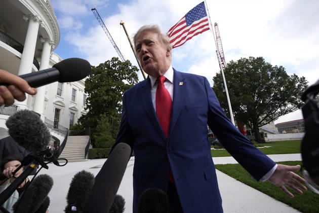 Donald Trump departs to Georgia and Florida - Washington US President Donald Trump talks to the members of the media on the South Lawn as he departs the White House in Washington en route Dalton, Georgia on October 16, 2026. Photo by Yuri Gripas ABACAPRESS.COM Washington DC United States Copyright: xPool ABACAx