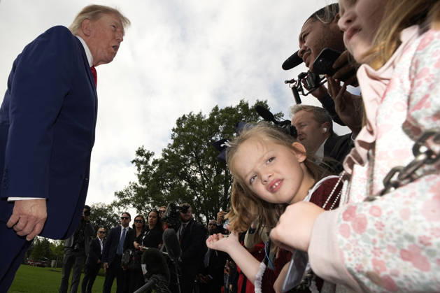 Donald Trump departs to Georgia and Florida - Washington US President Donald Trump talks to the members of the media on the South Lawn as he departs the White House in Washington en route Dalton, Georgia on October 16, 2026. Photo by Yuri Gripas ABACAPRESS.COM Washington DC United States Copyright: xPool ABACAx