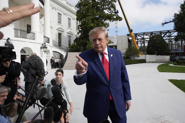 Donald Trump departs to Georgia and Florida - Washington US President Donald Trump talks to the members of the media on the South Lawn as he departs the White House in Washington en route Dalton, Georgia on October 16, 2026. Photo by Yuri Gripas ABACAPRESS.COM Washington DC United States Copyright: xPool ABACAx
