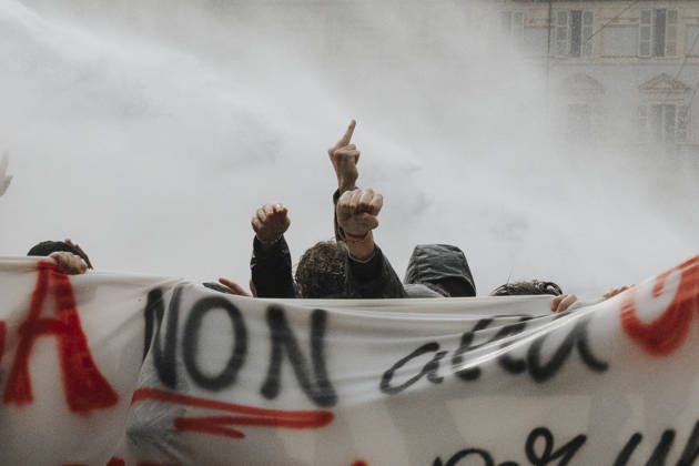 News Bilder des Tages October 16, 2026, Turin, Turin, ITALY: TURIN, ITALY - OCTOBER, 16, 2026..Italian students demonstrate against cuts to public education, the structural deterioration of school buildings and rearmament. Over the past week, many Italian high schools have been occupied in the wake of French students and their demands. Turin ITALY - ZUMAm214 20261016_zip_m214_018 Copyright: xMatteoxSeccix