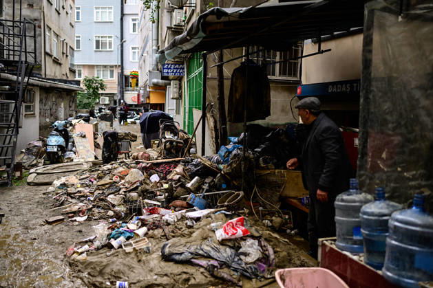 Cleanup and water drainage operations continue in Istanbul ISTANBUL, TURKIYE - OCTOBER 16: Municipal teams and emergency crews and people continue heavy cleanup and water evacuation operations in the Ayazaga neighborhood of the Sariyer district in Istanbul, Turkiye, on October 16, 2026. Cem Tekkesinoglu Anadolu Istanbul Turkey. Editorial use only. Please get in touch for any other usage.  Copyright: x2026xAnadoluxCemxTekkesinoglux
