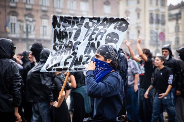 October 16, 2026, Turin, Italy: TURIN, ITALY - OCTOBER 16, 2026: Clashes with police in Turin during the demonstration to demand better school conditions and review of the public expenses for instruction. JNA Press Turin Italy - ZUMAq101 20261016_zna_q101_325 Copyright: xLucaxRoggerox
