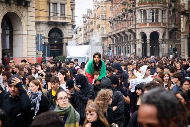 October 16, 2026, Turin, Italy: TURIN, ITALY - OCTOBER 16, 2026: Clashes with police in Turin during the demonstration to demand better school conditions and review of the public expenses for instruction. JNA Press Turin Italy - ZUMAq101 20261016_zna_q101_341 Copyright: xLucaxRoggerox