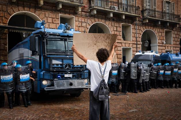 October 16, 2026, Turin, Italy: TURIN, ITALY - OCTOBER 16, 2026: Clashes with police in Turin during the demonstration to demand better school conditions and review of the public expenses for instruction. JNA Press Turin Italy - ZUMAq101 20261016_zna_q101_350 Copyright: xLucaxRoggerox
