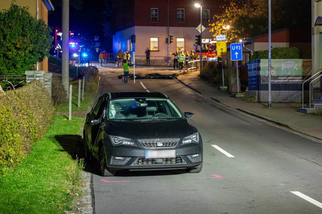 261017Mopedunfall News ID: EN 2026-10-17 Tödlicher Verkehrsunfall mit Kradfahrer PKW Seat und Moped kollidierten auf Kreuzung Neuwürschnitz. Am späten Freitagabend hat sich an einer Kreuzung ein schwerer Verkehrsunfall ereignet. Gegen 22:45 Uhr war eine Gruppe Jugendlicher mit ihren Moped™s auf der Hartensteiner Straße unterwegs. Aus noch ungeklärter Ursache kollidierten auf der Kreuzung Hartensteiner Straße und Oberwürschnitzer Straße ein Moped und ein PKW. Mit voller Wucht kollidierte das Moped eines Jugendlichen mit der Beifahrerseite eines Seat, welcher in Richtung Oelsnitz unterwegs war. Auf dem Heimweg fahrende Feuerwehrkameraden, welche zu einem Seminar in Oelsnitz waren, leisteten umgehend Erste Hilfe. Für den jungen