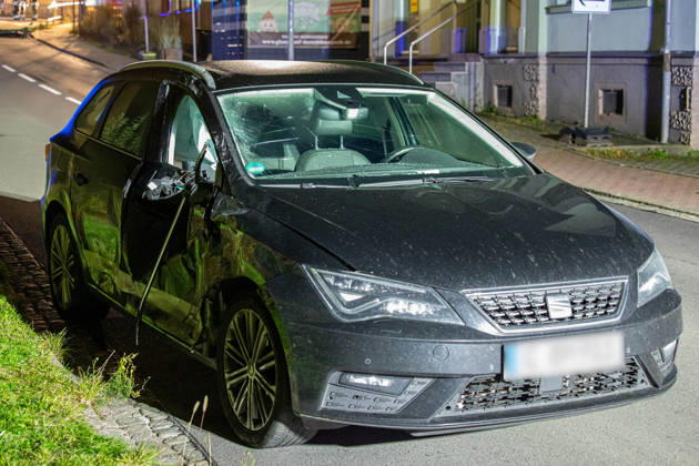 261017Mopedunfall News ID: EN 2026-10-17 Tödlicher Verkehrsunfall mit Kradfahrer PKW Seat und Moped kollidierten auf Kreuzung Neuwürschnitz. Am späten Freitagabend hat sich an einer Kreuzung ein schwerer Verkehrsunfall ereignet. Gegen 22:45 Uhr war eine Gruppe Jugendlicher mit ihren Moped™s auf der Hartensteiner Straße unterwegs. Aus noch ungeklärter Ursache kollidierten auf der Kreuzung Hartensteiner Straße und Oberwürschnitzer Straße ein Moped und ein PKW. Mit voller Wucht kollidierte das Moped eines Jugendlichen mit der Beifahrerseite eines Seat, welcher in Richtung Oelsnitz unterwegs war. Auf dem Heimweg fahrende Feuerwehrkameraden, welche zu einem Seminar in Oelsnitz waren, leisteten umgehend Erste Hilfe. Für den jungen