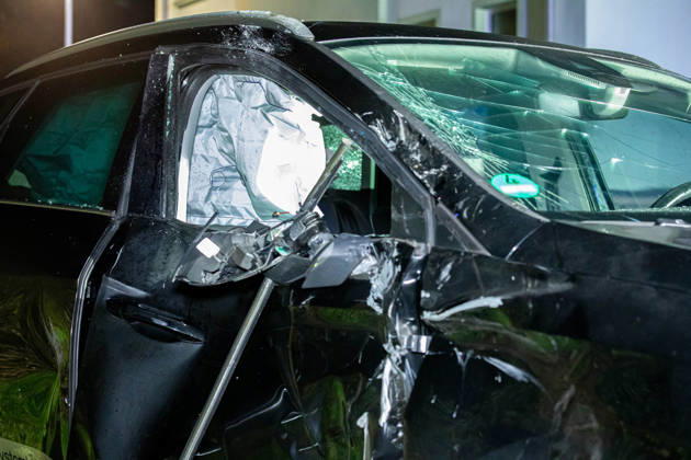 261017Mopedunfall News ID: EN 2026-10-17 Tödlicher Verkehrsunfall mit Kradfahrer PKW Seat und Moped kollidierten auf Kreuzung Neuwürschnitz. Am späten Freitagabend hat sich an einer Kreuzung ein schwerer Verkehrsunfall ereignet. Gegen 22:45 Uhr war eine Gruppe Jugendlicher mit ihren Moped™s auf der Hartensteiner Straße unterwegs. Aus noch ungeklärter Ursache kollidierten auf der Kreuzung Hartensteiner Straße und Oberwürschnitzer Straße ein Moped und ein PKW. Mit voller Wucht kollidierte das Moped eines Jugendlichen mit der Beifahrerseite eines Seat, welcher in Richtung Oelsnitz unterwegs war. Auf dem Heimweg fahrende Feuerwehrkameraden, welche zu einem Seminar in Oelsnitz waren, leisteten umgehend Erste Hilfe. Für den jungen