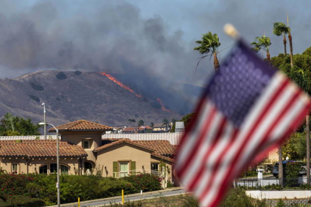 October16, 2026, San Juan Capistrano, California, USA: Fire crews are aggressively battling a wind-driven brush fire that burned several homes and threatened thousands of others in the area of San Juan Capistrano and San Clemente Friday, prompting evacuation orders. The Norte Fire exploded to 465 acres and remains 0 percent contained as of 4 p.m. O.C. Fire Authority officials said the Norte Fire started around 11:30 a.m. near Portico Del Norte and Eminencia Del Norte in San Clemente, east of Interstate 5. Fueled by strong Santa Ana winds, the wildfire then blew into neighboring San Juan Capistrano. San Juan Capistrano USA - ZUMAr19_ 20261016_new_r19_150 Copyright: xRuaridhxStewartx