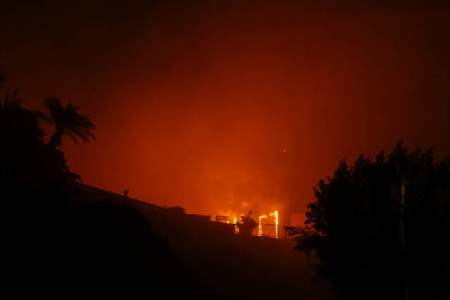 Norte fire in Orange County, California ORANGE COUNTY, CALIFORNIA - OCTOBER 16: Firefighters battle with flames as a house burning during the Norte Fire of wildfire in San Juan Capistrano of Orange County, California, United States on October 16, 2026. Tayfun Coskun Anadolu California United States. Editorial use only. Please get in touch for any other usage.  Copyright: x2026xAnadoluxTayfunxCoskunx