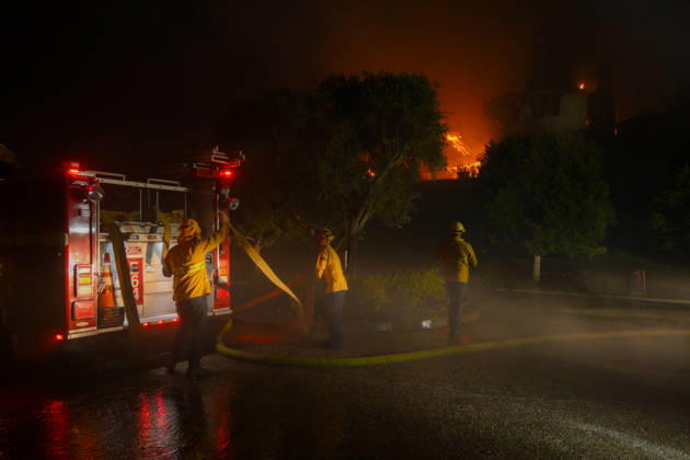 Norte fire in Orange County, California ORANGE COUNTY, CALIFORNIA - OCTOBER 16: Firefighters battle with flames as a house burning during the Norte Fire of wildfire in San Juan Capistrano of Orange County, California, United States on October 16, 2026. Tayfun Coskun Anadolu California United States. Editorial use only. Please get in touch for any other usage.  Copyright: x2026xAnadoluxTayfunxCoskunx
