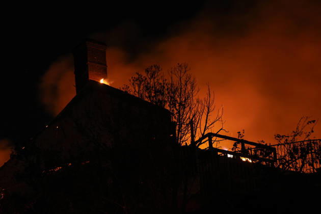 Norte fire in Orange County, California ORANGE COUNTY, CALIFORNIA - OCTOBER 16: Firefighters battle with flames as a house burning during the Norte Fire of wildfire in San Juan Capistrano of Orange County, California, United States on October 16, 2026. Tayfun Coskun Anadolu California United States. Editorial use only. Please get in touch for any other usage.  Copyright: x2026xAnadoluxTayfunxCoskunx