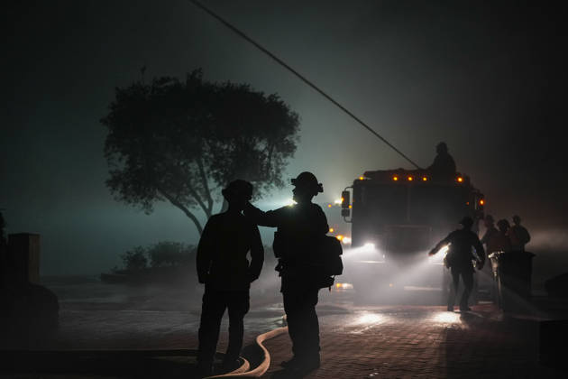 Norte fire in Orange County, California ORANGE COUNTY, CALIFORNIA - OCTOBER 16: Firefighters battle with flames as a house burning during the Norte Fire of wildfire in San Juan Capistrano of Orange County, California, United States on October 16, 2026. Tayfun Coskun Anadolu California United States. Editorial use only. Please get in touch for any other usage.  Copyright: x2026xAnadoluxTayfunxCoskunx