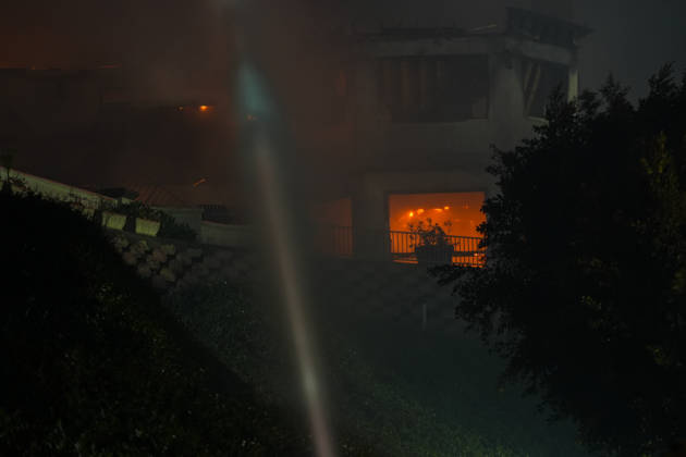 Norte fire in Orange County, California ORANGE COUNTY, CALIFORNIA - OCTOBER 16: Firefighters battle with flames as a house burning during the Norte Fire of wildfire in San Juan Capistrano of Orange County, California, United States on October 16, 2026. Tayfun Coskun Anadolu California United States. Editorial use only. Please get in touch for any other usage.  Copyright: x2026xAnadoluxTayfunxCoskunx
