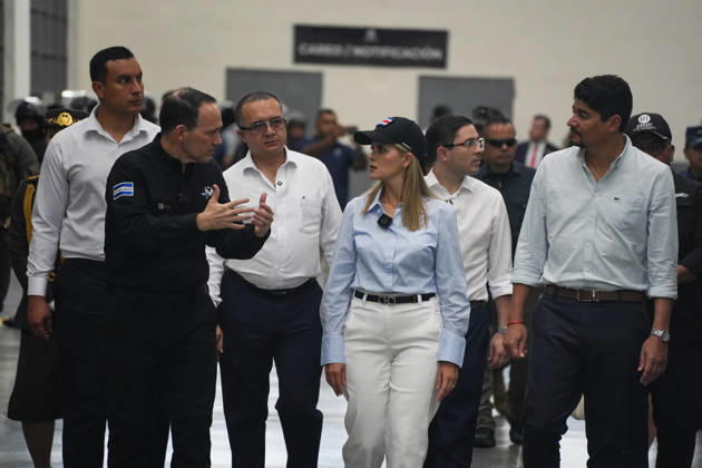 October 16, 2026, Tecoluca, San Vicente, El Salvador: Costa Rican President Laura Fernández tours the Terrorism Confinement Center (CECOT) alongside Salvadoran Justice and Public Security Minister Gustavo Villatoro (L) in Tecoluca. Fernández is on a three-day official visit to El Salvador to see the maximum-security prison that President Nayib Bukele’s government built as part of its crackdown on gangs. Costa Rica recently opened its own high-security prison, the High Containment Center Against Organized Crime, which is modeled on CECOT. Tecoluca El Salvador - ZUMAs197 20261016_aaa_s197_473 Copyright: xCamiloxFreedmanx