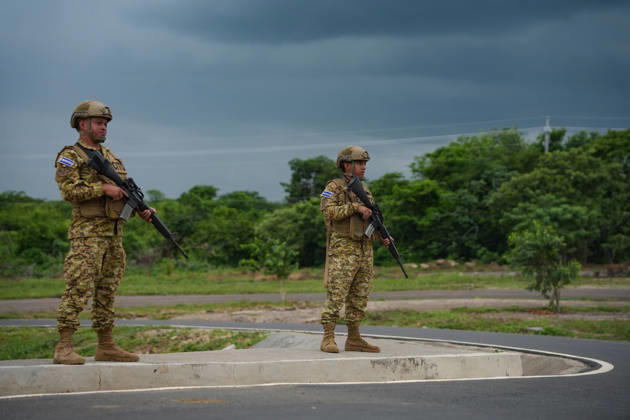 October 16, 2026, Tecoluca, San Vicente, El Salvador: Soldiers stand guard during Costa Rican President Laura Fernández s tour of the Terrorism Confinement Center (CECOT), in Tecoluca. Fernández is on a three-day official visit to El Salvador to see the maximum-security prison that President Nayib Bukele’s government built as part of its crackdown on gangs. Costa Rica recently opened its own high-security prison, the High Containment Center Against Organized Crime, which is modeled on CECOT. Tecoluca El Salvador - ZUMAs197 20261016_aaa_s197_483 Copyright: xCamiloxFreedmanx
