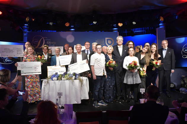 Participants holding their donation checks at the 15th Diabetes Charity Gala 2026 at Bar jeder Vernunft in Berlin, October 16, 2026 Foto:xM.xBehrensx xFuturexImagex diabetes_6050