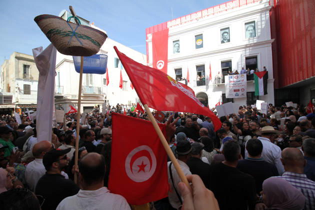 October 17, 2026, Tunis, Tunis, Tunisia, Tunisia: Demonstrators take to the streets of Tunis during a march calling for social and economic reforms and the protection of civil liberties, amid public concerns over rising living costs, workers™ rights and freedom of expression on October 17, 2026. Organized by trade unions, journalists™ representatives, lawyers and civil society groups, the demonstration brings together protesters demanding accountability and defending fundamental rights. The march highlights ongoing concerns over Tunisia™s economic situation and the space for public dissent. Tunis Tunisia - ZUMAm342 20261017_zsp_m342_001 Copyright: xHasanxMradx