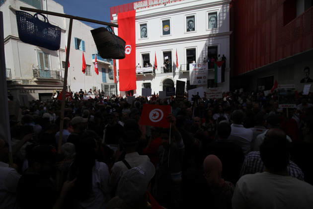 October 17, 2026, Tunis, Tunis, Tunisia, Tunisia: Demonstrators take to the streets of Tunis during a march calling for social and economic reforms and the protection of civil liberties, amid public concerns over rising living costs, workers™ rights and freedom of expression on October 17, 2026. Organized by trade unions, journalists™ representatives, lawyers and civil society groups, the demonstration brings together protesters demanding accountability and defending fundamental rights. The march highlights ongoing concerns over Tunisia™s economic situation and the space for public dissent. Tunis Tunisia - ZUMAm342 20261017_zsp_m342_003 Copyright: xHasanxMradx