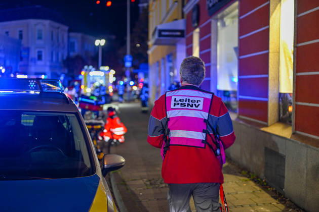 Tödliches Feuer in Rosenheim: Wohnungsbrand im vierten Obergeschoss von Mehrfamilienhaus droht sich auszubreiten - Feuerwehr kann Bewohner aus Brandwohnung, doch jede Hilfe kommt zu spät - Person verstirbt noch am Einsatzort - weitere Bewohner im Haus bl Am späten Freitagabend kam es gegen 22:45 Uhr in einem Mehrparteienhaus in der Münchner Straße in Rosenheim zu einem Vollbrand einer Wohnung im vierten Obergeschoss. Die Flammen und der Rauch drohten auf benachbarte Wohnungen überzugreifen. Die Feuerwehr konnte eine Person aus der Brandwohnung retten und ins Freie bringen. Der Rettungsdienst leitete umgehend Reanimationsmaßnahmen ein, die unter Einbindung eines Rettungshubschraubers fortgeführt wurden. Trotz aller Bemühungen bliebe Copyright: xMarkusxSteinbergerx xEinsatzReport24x