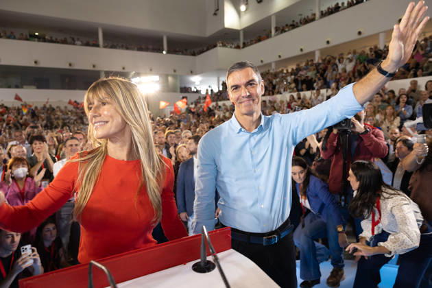 The PSOE Holds Its Federal Committee Meeting in Fuenlabrada, Madrid Prime Minister Pedro Sánchez and his wife, Begona Gómez, during the PSOE Federal Committee meeting at the Tomás y Valiente Art Center on October 17, 2026, in Fuenlabrada, Madrid, Spain. The Committee served to ratify the party’s candidate lists for the general election on November 29 and to confirm its Secretary General, Pedro Sánchez, as the candidate for Prime Minister. October 17, 2026 Jesús Hellí Fuenlabrada, Madrid Fuenlabrada, Madrid, Spain Copyright: xJesusxHellinx 7851193