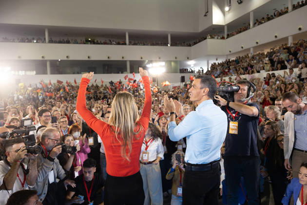 The PSOE Holds Its Federal Committee Meeting in Fuenlabrada, Madrid Prime Minister Pedro Sánchez and his wife, Begona Gómez, during the PSOE Federal Committee meeting at the Tomás y Valiente Art Center on October 17, 2026, in Fuenlabrada, Madrid, Spain. The Committee served to ratify the party’s candidate lists for the general election on November 29 and to confirm its Secretary General, Pedro Sánchez, as the candidate for Prime Minister. October 17, 2026 Jesús Hellí Fuenlabrada, Madrid Fuenlabrada, Madrid, Spain Copyright: xJesusxHellinx 7851195