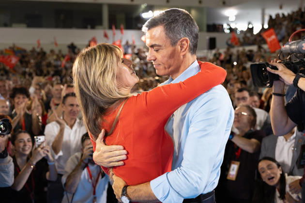 The PSOE Holds Its Federal Committee Meeting in Fuenlabrada, Madrid Prime Minister Pedro Sánchez and his wife, Begona Gómez, during the PSOE Federal Committee meeting at the Tomás y Valiente Art Center on October 17, 2026, in Fuenlabrada, Madrid, Spain. The Committee served to ratify the party’s candidate lists for the general election on November 29 and to confirm its Secretary General, Pedro Sánchez, as the candidate for Prime Minister. October 17, 2026 Jesús Hellí Fuenlabrada, Madrid Fuenlabrada, Madrid, Spain  Copyright: xJesusxHellinx 7851199