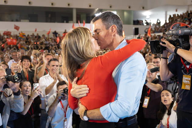 The PSOE Holds Its Federal Committee Meeting in Fuenlabrada, Madrid Prime Minister Pedro Sánchez and his wife, Begona Gómez, during the PSOE Federal Committee meeting at the Tomás y Valiente Art Center on October 17, 2026, in Fuenlabrada, Madrid, Spain. The Committee served to ratify the party’s candidate lists for the general election on November 29 and to confirm its Secretary General, Pedro Sánchez, as the candidate for Prime Minister. October 17, 2026 Jesús Hellí Fuenlabrada, Madrid Fuenlabrada, Madrid, Spain Copyright: xJesusxHellinx 7851201