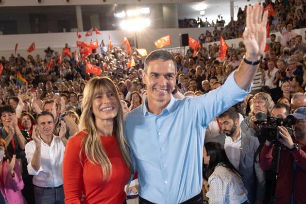 The PSOE Holds Its Federal Committee Meeting in Fuenlabrada, Madrid Prime Minister Pedro Sánchez and his wife, Begona Gómez, during the PSOE Federal Committee meeting at the Tomás y Valiente Art Center on October 17, 2026, in Fuenlabrada, Madrid, Spain. The Committee served to ratify the party’s candidate lists for the general election on November 29 and to confirm its Secretary General, Pedro Sánchez, as the candidate for Prime Minister. October 17, 2026 Jesús Hellí Fuenlabrada, Madrid Fuenlabrada, Madrid, Spain Copyright: xJesusxHellinx 7851202