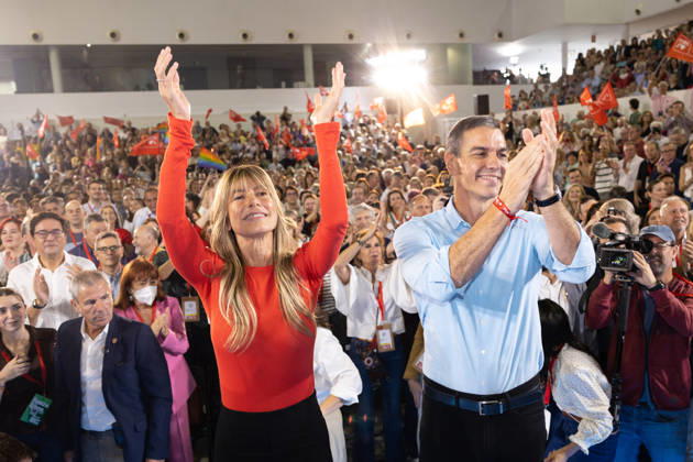 The PSOE Holds Its Federal Committee Meeting in Fuenlabrada, Madrid Prime Minister Pedro Sánchez and his wife, Begona Gómez, during the PSOE Federal Committee meeting at the Tomás y Valiente Art Center on October 17, 2026, in Fuenlabrada, Madrid, Spain. The Committee served to ratify the party’s candidate lists for the general election on November 29 and to confirm its Secretary General, Pedro Sánchez, as the candidate for Prime Minister. October 17, 2026 Jesús Hellí Fuenlabrada, Madrid Fuenlabrada, Madrid, Spain Copyright: xJesusxHellinx 7851204