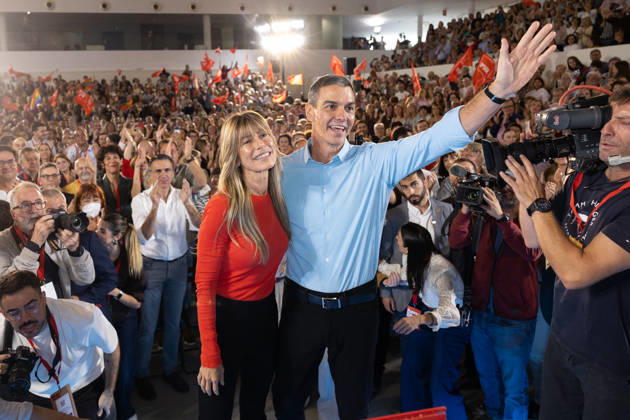 The PSOE Holds Its Federal Committee Meeting in Fuenlabrada, Madrid Prime Minister Pedro Sánchez and his wife, Begona Gómez, during the PSOE Federal Committee meeting at the Tomás y Valiente Art Center on October 17, 2026, in Fuenlabrada, Madrid, Spain. The Committee served to ratify the party’s candidate lists for the general election on November 29 and to confirm its Secretary General, Pedro Sánchez, as the candidate for Prime Minister. October 17, 2026 Jesús Hellí Fuenlabrada, Madrid Fuenlabrada, Madrid, Spain Copyright: xJesusxHellinx 7851211