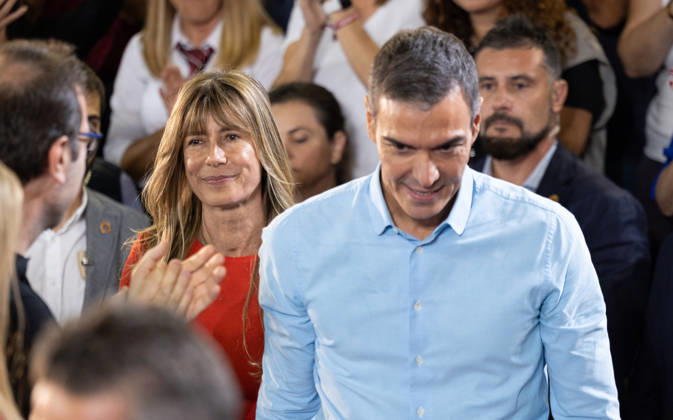 The PSOE Holds Its Federal Committee Meeting in Fuenlabrada, Madrid Prime Minister Pedro Sánchez and his wife, Begona Gómez, during the PSOE Federal Committee meeting at the Tomás y Valiente Art Center on October 17, 2026, in Fuenlabrada, Madrid, Spain. The Committee served to ratify the party’s candidate lists for the general election on November 29 and to confirm its Secretary General, Pedro Sánchez, as the candidate for Prime Minister. October 17, 2026 Jesús Hellí Fuenlabrada, Madrid Fuenlabrada, Madrid, Spain Copyright: xJesusxHellinx 7851212