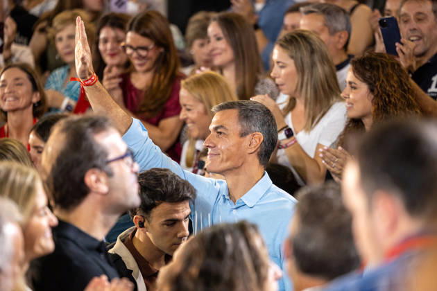 The PSOE Holds Its Federal Committee Meeting in Fuenlabrada, Madrid Prime Minister Pedro Sánchez during the PSOE Federal Committee meeting at the Tomás y Valiente Art Center on October 17, 2026, in Fuenlabrada, Madrid, Spain. The meeting served to ratify the party’s candidate lists for the general election on November 29 and to confirm its secretary-general, Pedro Sánchez, as the candidate for Prime Minister. OCTOBER 17, 2026 Jesús Hellí Fuenlabrada, Madrid Fuenlabrada, Madrid, Spain Copyright: xJesusxHellinx 7851247