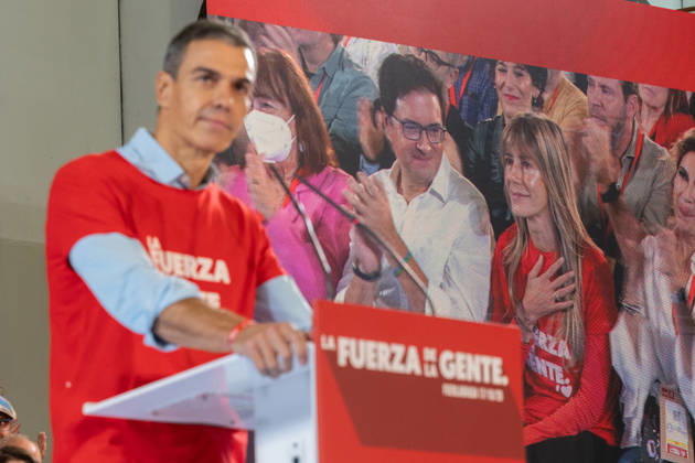 The PSOE Holds Its Federal Committee Meeting in Fuenlabrada, Madrid Prime Minister Pedro Sánchez and his wife, Begona Gómez, during the PSOE Federal Committee meeting at the Tomás y Valiente Art Center on October 17, 2026, in Fuenlabrada, Madrid, Spain. The Committee served to ratify the party’s candidate lists for the general election on November 29 and to confirm its Secretary General, Pedro Sánchez, as the candidate for Prime Minister. October 17, 2026 Jesús Hellí Fuenlabrada, Madrid Fuenlabrada, Madrid, Spain  Copyright: xJesusxHellinx 7851265