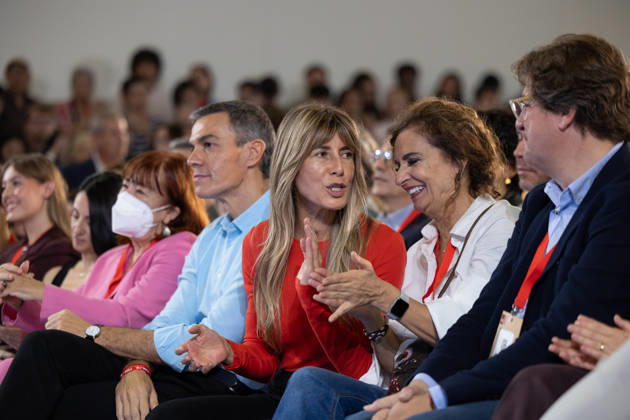 The PSOE Holds Its Federal Committee Meeting in Fuenlabrada, Madrid Prime Minister Pedro Sánchez and his wife, Begona Gómez, during the PSOE Federal Committee meeting at the Tomás y Valiente Art Center on October 17, 2026, in Fuenlabrada, Madrid, Spain. The committee meeting served to ratify the party’s candidate lists for the general election on November 29 and to endorse its secretary general, Pedro Sánchez, as the candidate for Prime Minister. OCTOBER 17, 2026 Jesús Hellí Fuenlabrada, Madrid Fuenlabrada, Madrid, Spain  Copyright: xJesusxHellinx 7851268