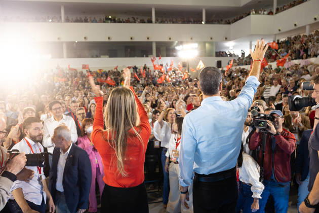 The PSOE Holds Its Federal Committee Meeting in Fuenlabrada, Madrid Prime Minister Pedro Sánchez and his wife, Begona Gómez, during the PSOE Federal Committee meeting at the Tomás y Valiente Art Center on October 17, 2026, in Fuenlabrada, Madrid, Spain. The committee meeting served to ratify the party’s candidate lists for the general election on November 29 and to endorse its secretary general, Pedro Sánchez, as the candidate for Prime Minister. OCTOBER 17, 2026 Jesús Hellí Fuenlabrada, Madrid Fuenlabrada, Madrid, Spain  Copyright: xJesusxHellinx 7851269