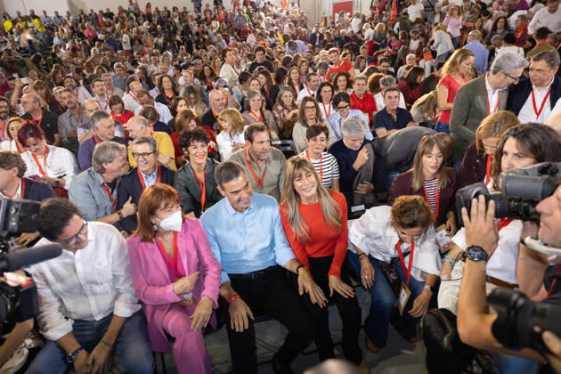 The PSOE Holds Its Federal Committee Meeting in Fuenlabrada, Madrid Prime Minister Pedro Sánchez and his wife, Begona Gómez, during the PSOE Federal Committee meeting at the Tomás y Valiente Art Center on October 17, 2026, in Fuenlabrada, Madrid, Spain. The committee meeting served to ratify the party’s candidate lists for the general election on November 29 and to endorse its secretary general, Pedro Sánchez, as the candidate for Prime Minister. OCTOBER 17, 2026 Jesús Hellí Fuenlabrada, Madrid Fuenlabrada, Madrid, Spain  Copyright: xJesusxHellinx 7851270